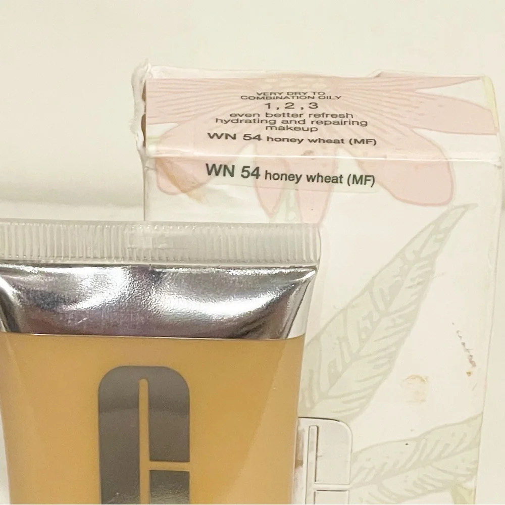 Clinique‎ Even Better Refresh Hydrating and Repairing Foundation Honey Wheat NEW